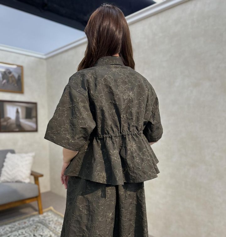 画像: 【GU×rokh】スモッキングワンピース by rokh（Mサイズ着用） ¥4,990、ユーティリティシャツ(5分袖) by rokh（Mサイズ着用）¥2,990 www.gu-global.com