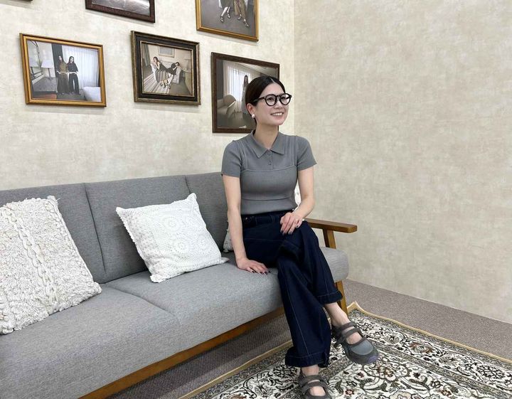 画像: 【GU×rokh】2ピースリブニットポロシャツ(半袖) by rokh（Mサイズ着用） ¥2,990、バルーンパンツ by rokh（Sサイズ着用） ¥3,990、ダブルストラップバレエスニーカー by rokh ¥2,990 ※太田さんの身長：159cm www.gu-global.com