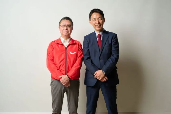 浜野製作所・浜野慶一氏（左）と日本損害保険協会・八幡業務部会