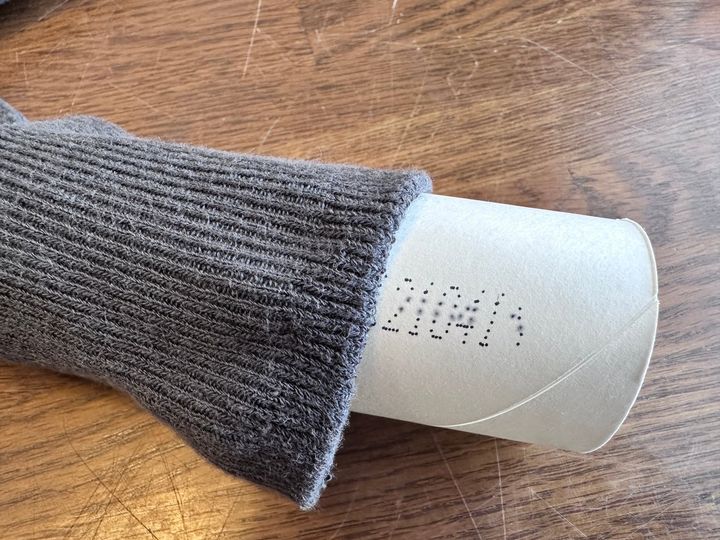 靴下の中にトイレットペーパーの芯を入れる