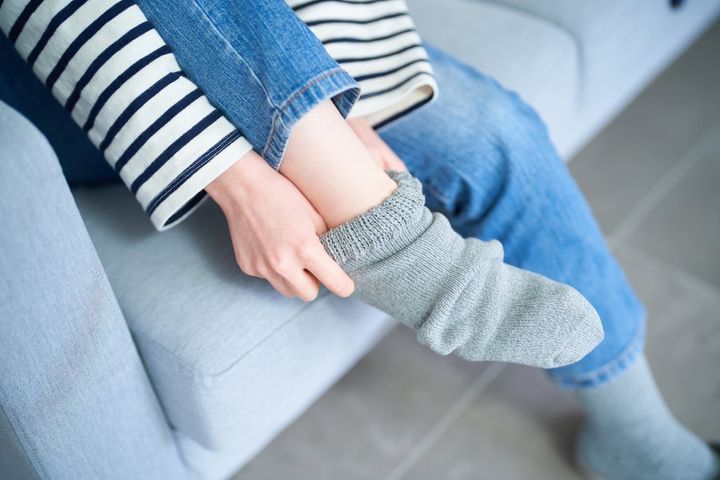 靴下を履く女性