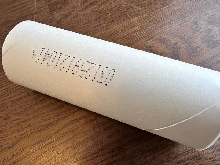 靴下から取り出したトイレットペーパーの芯