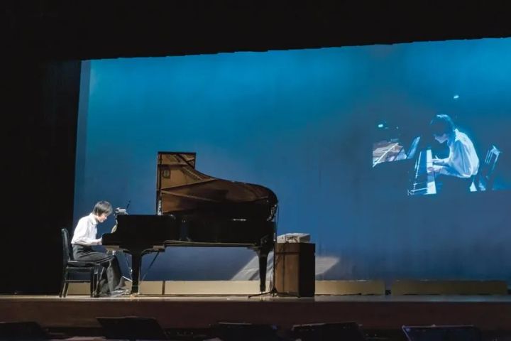 青いライティングの中でのソロリサイタル