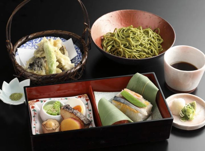 茶莵里の抹茶蕎麦御膳と竹籠盛りの天ぷら