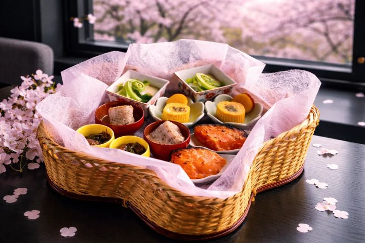 竹籠に春の里山惣菜を彩り豊かに盛り付けた花見籠盛り