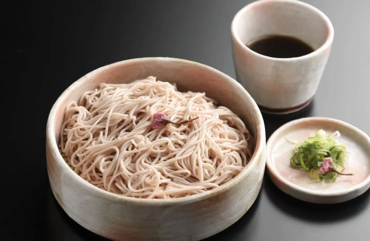 茶莵里の粗挽き蕎麦と桜の塩漬けを添えた一品