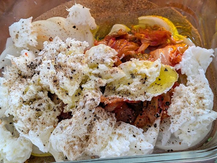 3. 工程1、◯を全て合わせる。モッツァレラチーズは食べやすいようにちぎること。しっかり混ぜ合わせる。