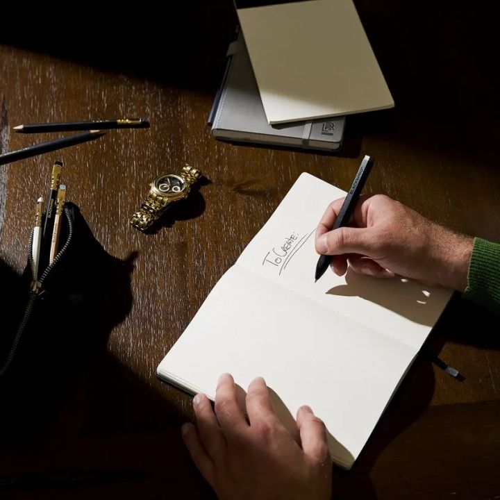 BLACKWINGローラーボールペンの使用シーン