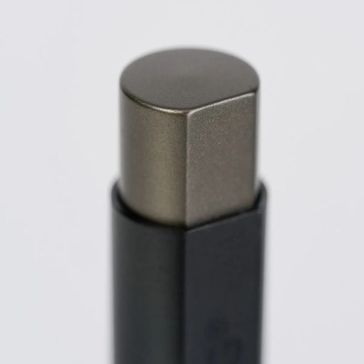 BLACKWINGローラーボールペンの尾栓マクロ