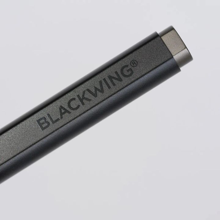 BLACKWINGローラーボールペンの軸部クローズアップ