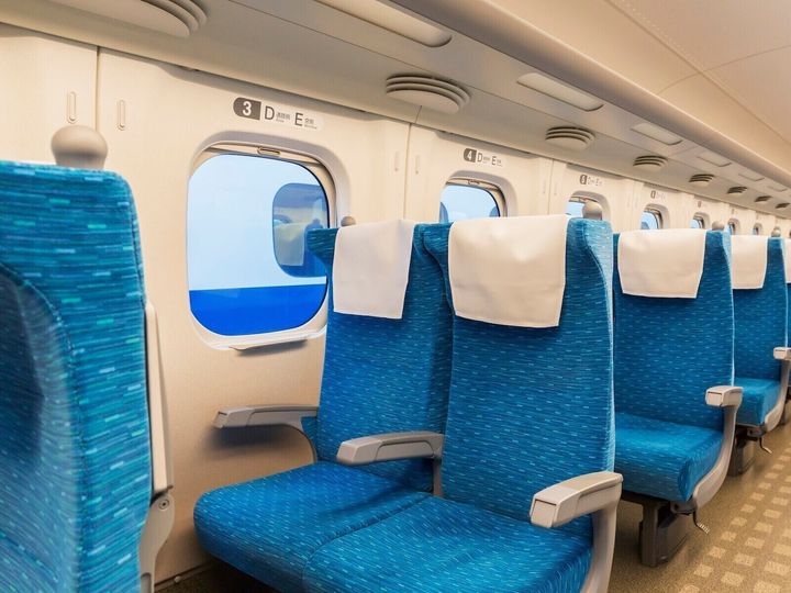 新幹線車内や映画館、劇場などで静かに繰り広げられる「肘掛け争奪戦」。隣席の客が占領していてモヤッとすることもあるだろう。だが、38歳女性が隣り合わせた20代男性の対応は、互いの心が豊かになる素晴らしいものだった。※サムネイル画像：PIXTA