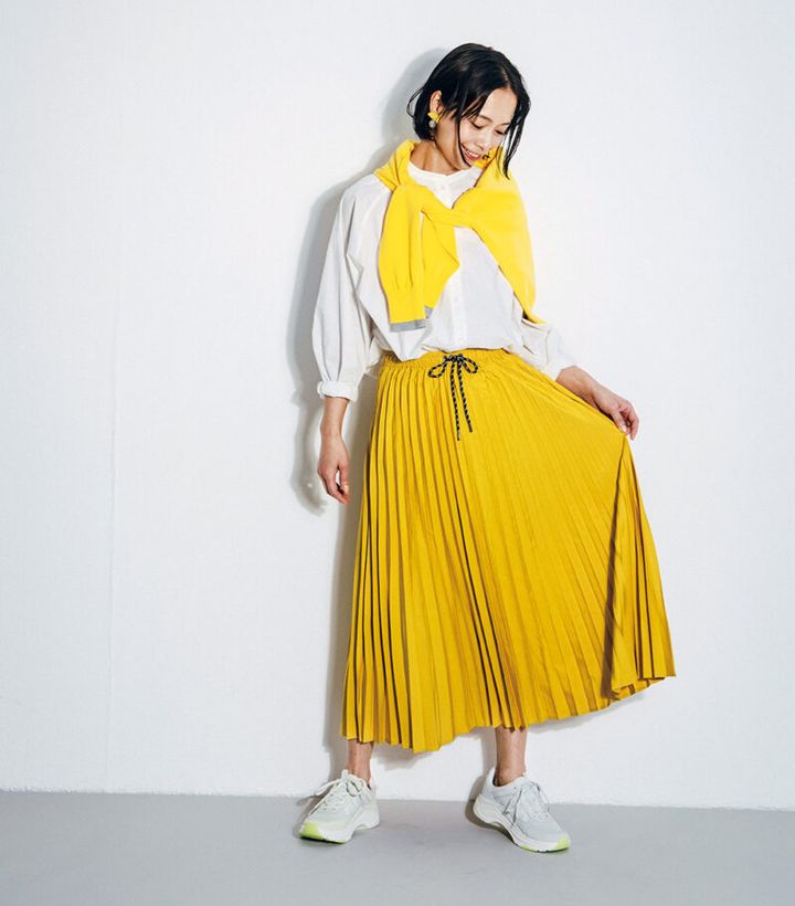 シャツ¥17,600／ハリス、肩にかけたカーディガン¥22,000／ル シェル ド ハリス（ともに金万）、イヤリング¥6,600／アビステ、スニーカー¥30,800／ダンスコ（シースター）