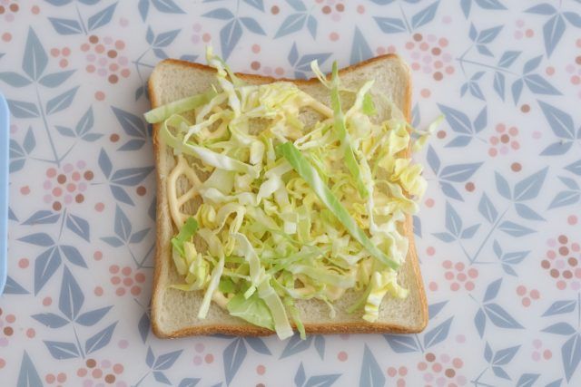 食パンと千切りキャベツ