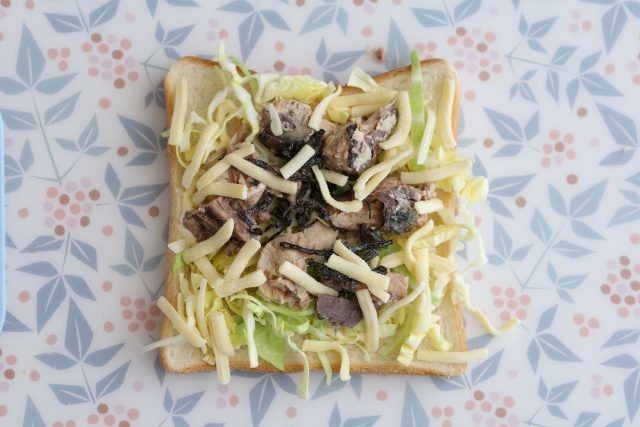 食パンに鯖缶の中身をのせる