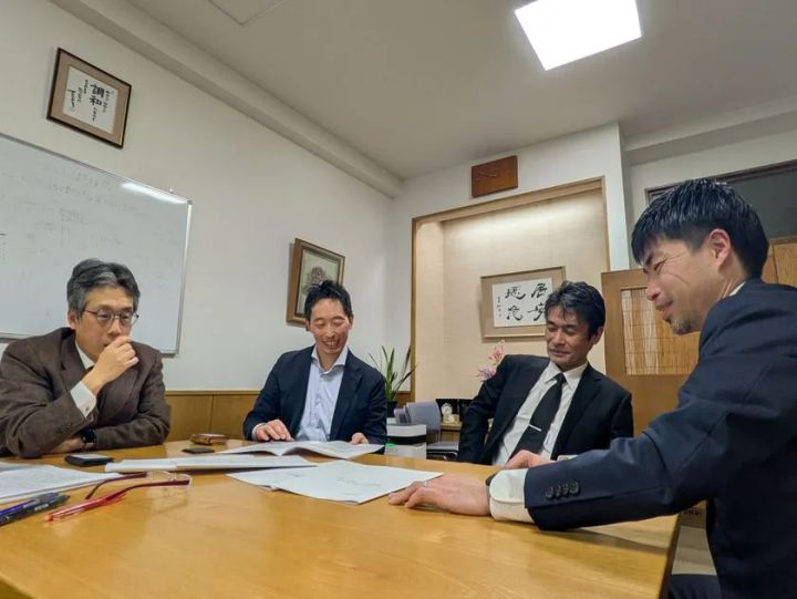 校長室でAI教育共創プロジェクト