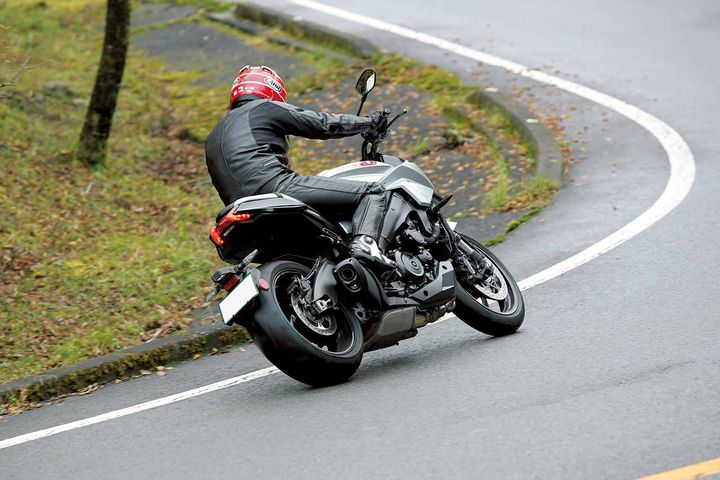 ついつい楽しくなってしまいがちなワインディング。これは初心者やリターンライダーだけに該当するわけではなく、ベテランのライダーでも速度を上げてしまいがち。気持ちは十分に理解できるが、こういう場所でこそ安全意識を強く持ちたい。ワインディングでは見通しや路面状況も悪くなりがちなのも注意したい。