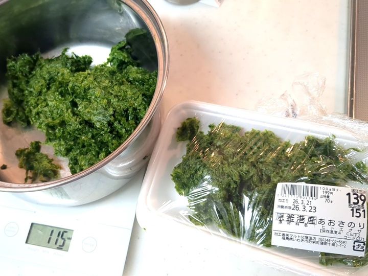 生アオサノリはさっと洗い水気を絞ります。私は気にならないので洗わずに使っています(笑)