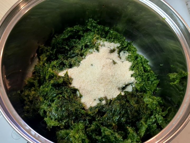 鍋にアオサノリと調味料、水を加え火にかけます。