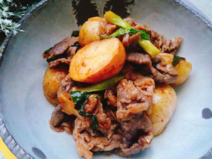 ガッツリ食べてスタミナアップ！新じゃがと牛肉のキムチ炒め