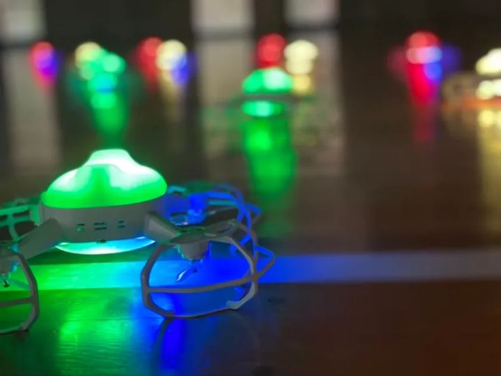 屋内ドローンショーの待機シーン