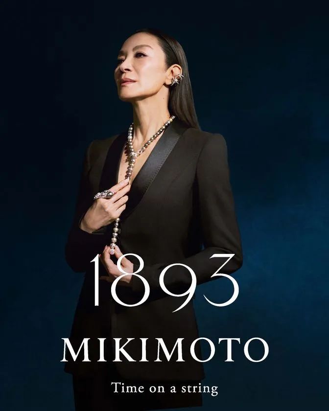 白蝶真珠と黒蝶真珠のロングネックレスを纏うミシェル・ヨー