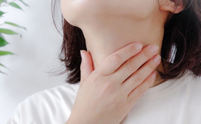 首が気になる女性