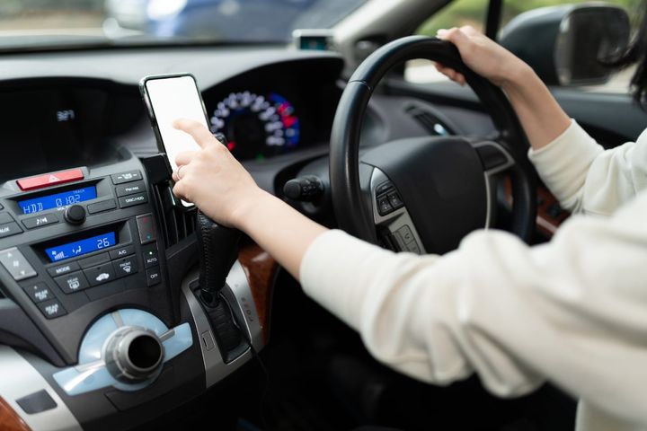 スマホをカーナビ代わりに使った場合、道路交通法違反に？（画像はイメージ）