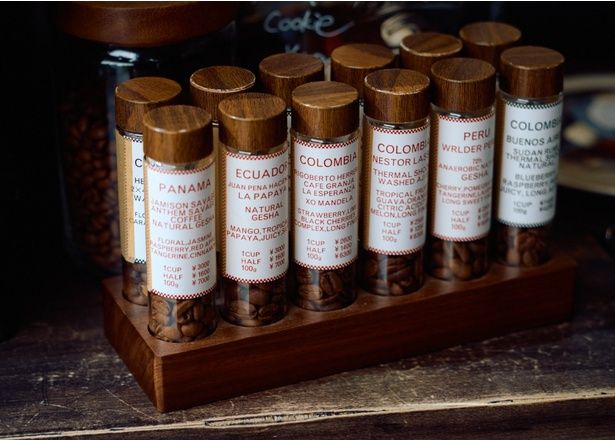 豆の香りをテイスティングできる。700円からの気軽な一杯から3000円台のリッチなものまで幅広くそろう