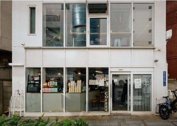 ビルの1、2階に店を構える。オールドラジオから流れるジャズに耳を傾け、非日常の癒やし時間を