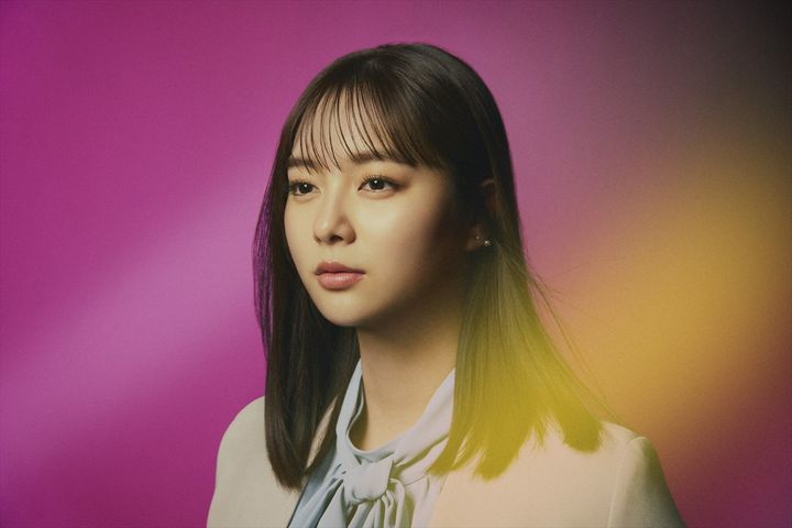 ドラマ『余命3ヶ月のサレ夫』に出演する新川優愛 width=