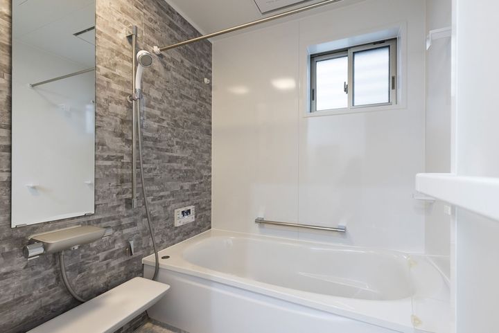 浴室に窓があると開放感が生まれますが、防犯面の懸念も