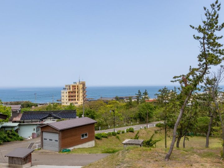 新潟県上越市、日本海を望む海岸沿いに位置する鵜の浜温泉。昭和31年の石油掘削中に湧出した比較的新しい温泉地で、あらゆる効能を持つとされる「塩化物泉」が特徴です。美しい夕日や新鮮な海の幸、心身ともに癒やされる海辺の温泉郷の魅力をご紹介します。