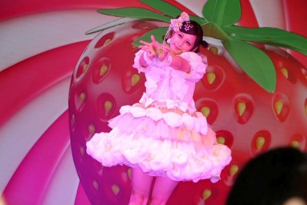 動画「フラッペぺぺぺダンス篇」と「フラッペのおいしい食べ方篇」に出演するしなこさん。イベントでもダンスを披露した