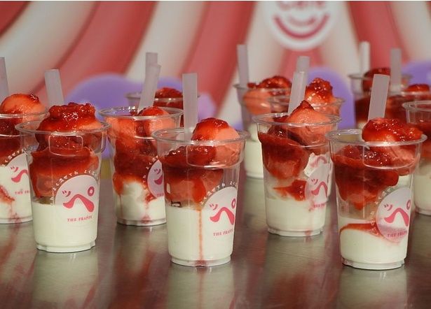 牛乳、ストロベリーのシャーベット、ゴロゴロとしたいちごソースを混ぜて楽しむ「飲むストロベリッぺ」