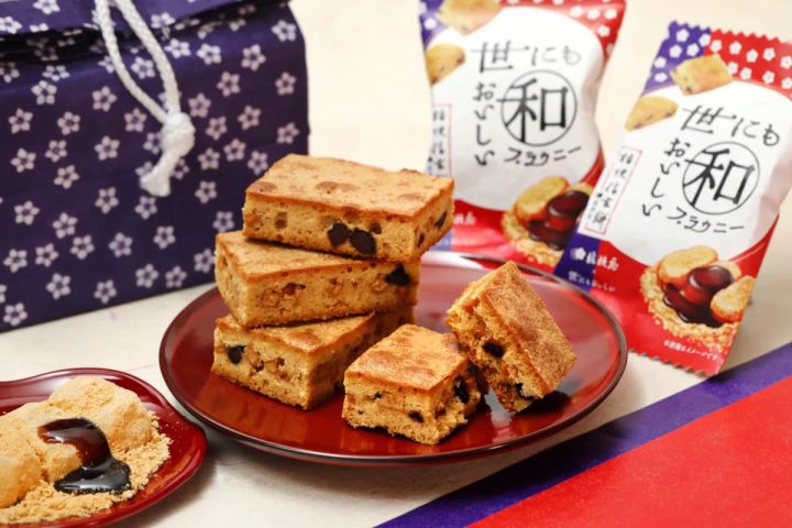 和風ブラウニーときな粉餅が並べられた、美味しそうなスイーツのセットです。紫色の風呂敷包みや商品のパッケージも写っており、贈答品にも適した和風のお菓子であることが伝わる画像です。