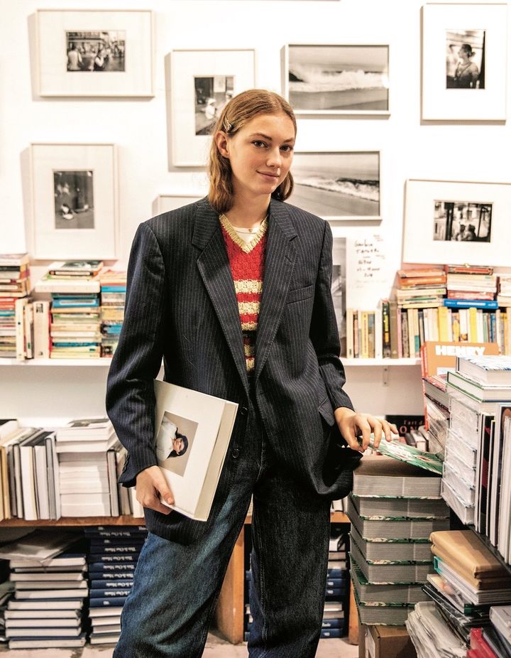 デニム×ジャケットにインナーのベストでアイビールック風コーデの完成