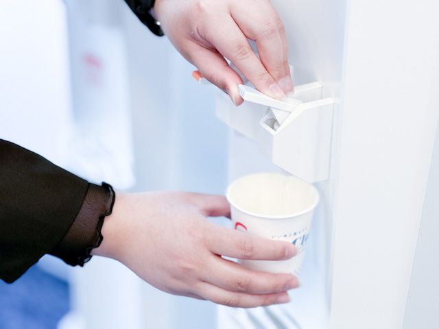 紙コップに注がれるウォーターサーバーの水