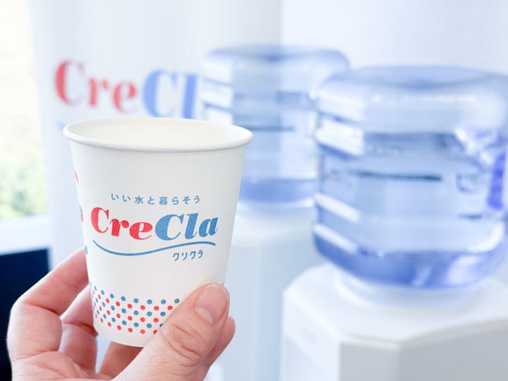 紙コップに入ったクレクラのウォーターサーバーの水