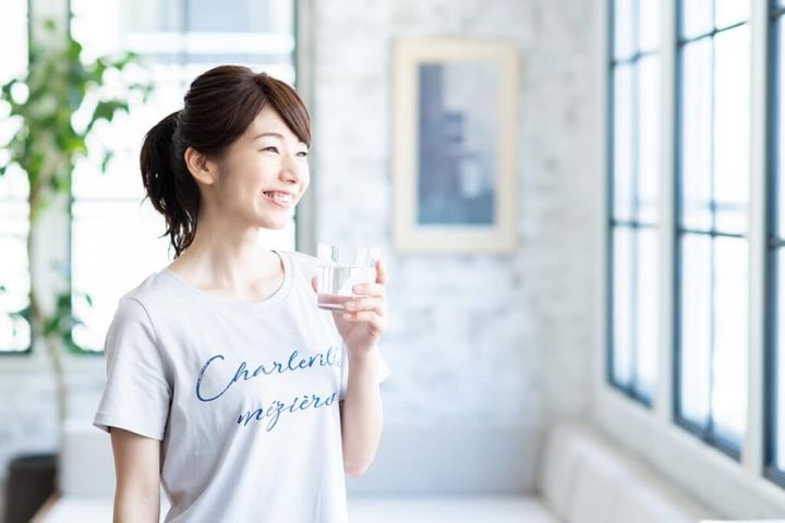 水を飲む女性 笑顔