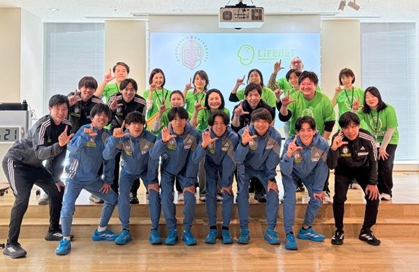 ライフネット生命保険が國學院大陸上競技部を招いたイベントを実施！子どもに直接指導