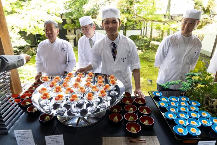 村田吉弘氏と若手料理人たち。