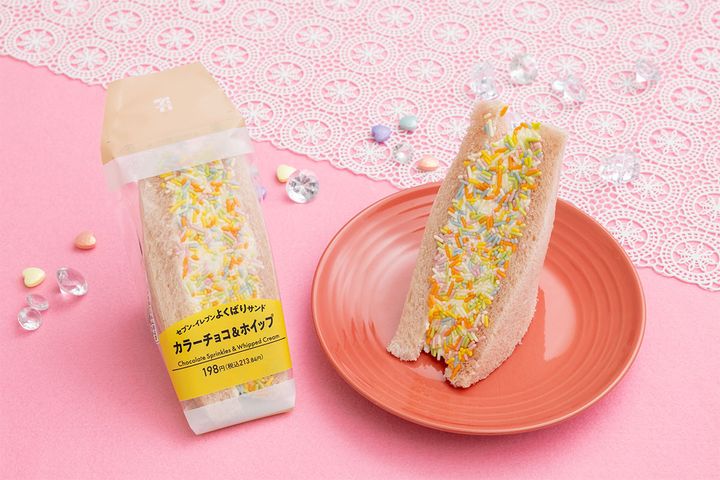 セブン‐イレブンよくばりサンド カラーチョコ＆ホイップサンド／￥198（税込み）