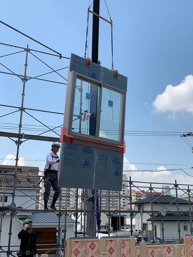 サッシ組込み済み壁パネルの施工状況