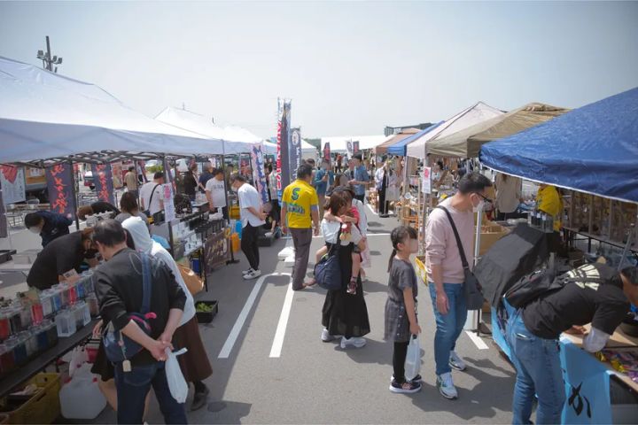 例年賑わいを見せている美濃焼大陶器市の会場風景