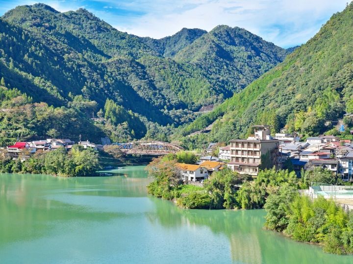 All About ニュース編集部が全国250人を対象に実施した「温泉に関するアンケート」の調査結果から、名湯百選の中で、好き＆行ってみたい「近畿地方の温泉」ランキングを発表！ 2位「十津川温泉」を抑えた1位は？