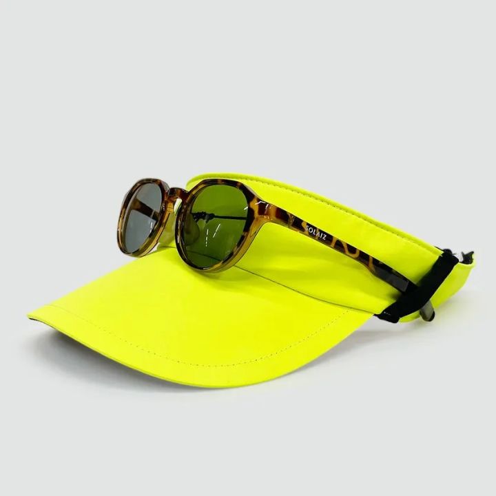 サングラスホルダー付きでアウトドアスタイルにも対応