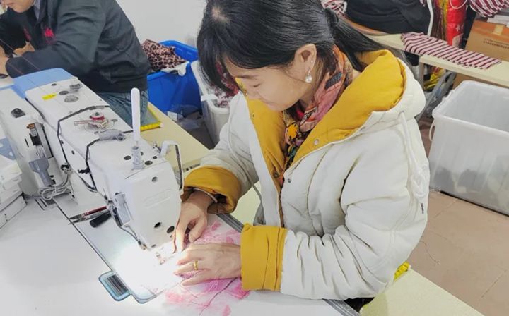 サプライヤー工場でミシン作業をする女性の手元