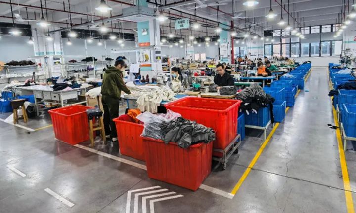 SHEINサプライヤー工場の近代的な製造フロア