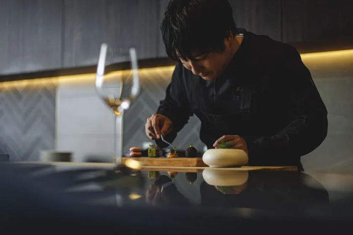 PLEIN BIS シェフの盛り付けシーン