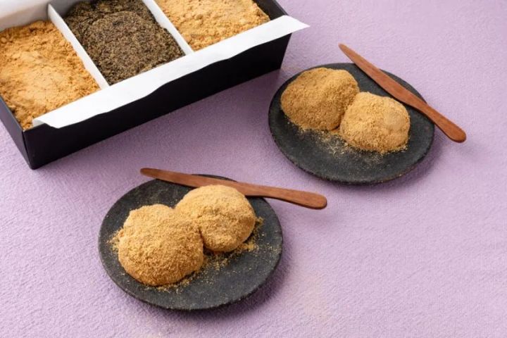 三種のきな粉をまぶした本わらび餅と化粧箱